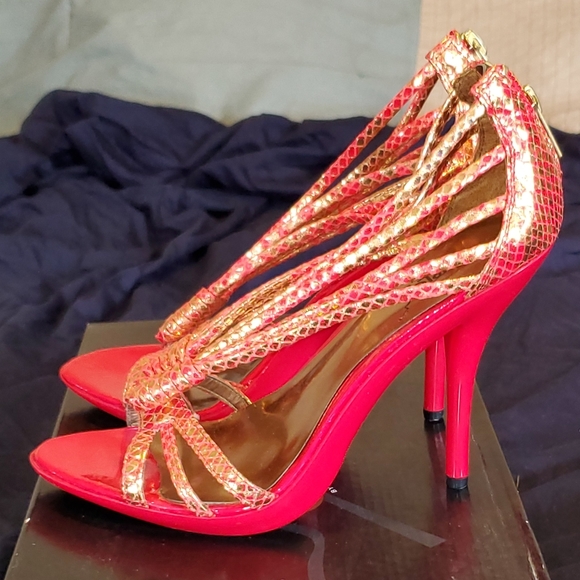 Carlos Santana Red and Gold "Glint" Shoe - Picture 4 of 8